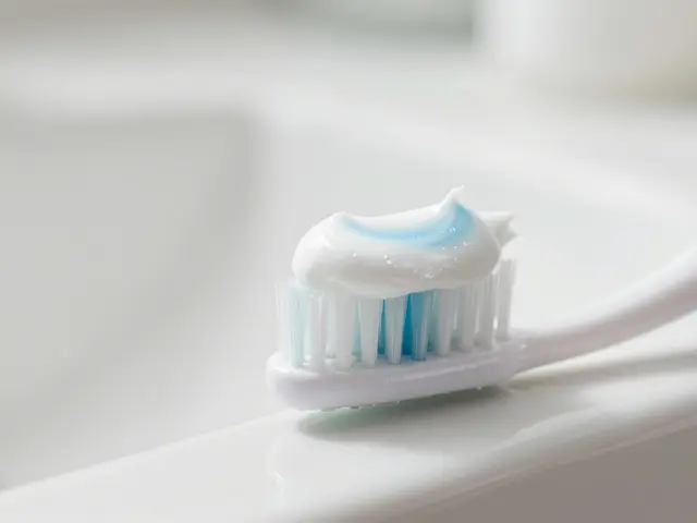 Bělící zubní pasta: Funguje opravdu, nebo je to jen marketing?