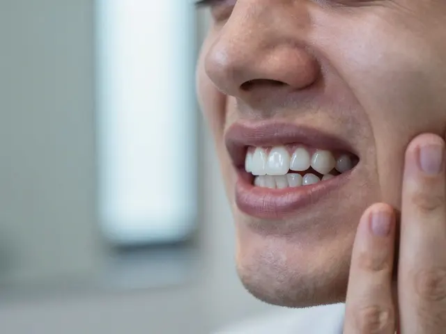 Jak bolí mezizubní kaz: Příznaky, diagnostika a řešení